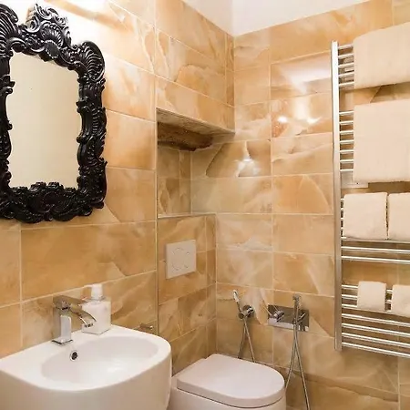 Borgoloco Luxury Flat With Jacuzzi דירה *